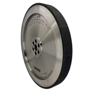 Imagen de producto de alta calidad de una rueda de corte o rectificado de precisión con superficie metálica lisa y borde abrasivo negro, destacando uso industrial, durabilidad y calidad de manufactura.