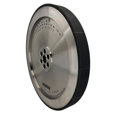 Imagen de producto de alta calidad de una rueda de corte o rectificado de precisión con superficie metálica lisa y borde abrasivo negro, destacando uso industrial, durabilidad y calidad de manufactura.