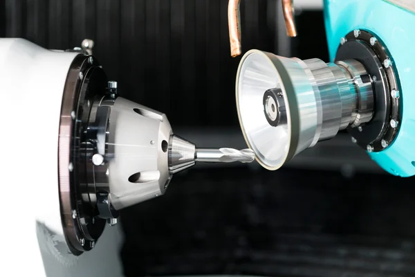 Máquina de rectificado de precisión con muela abrasiva trabajando sobre una herramienta de corte, utilizada para afilado, acabado y mecanizado industrial de alta exactitud con Eagle Superabrasives.