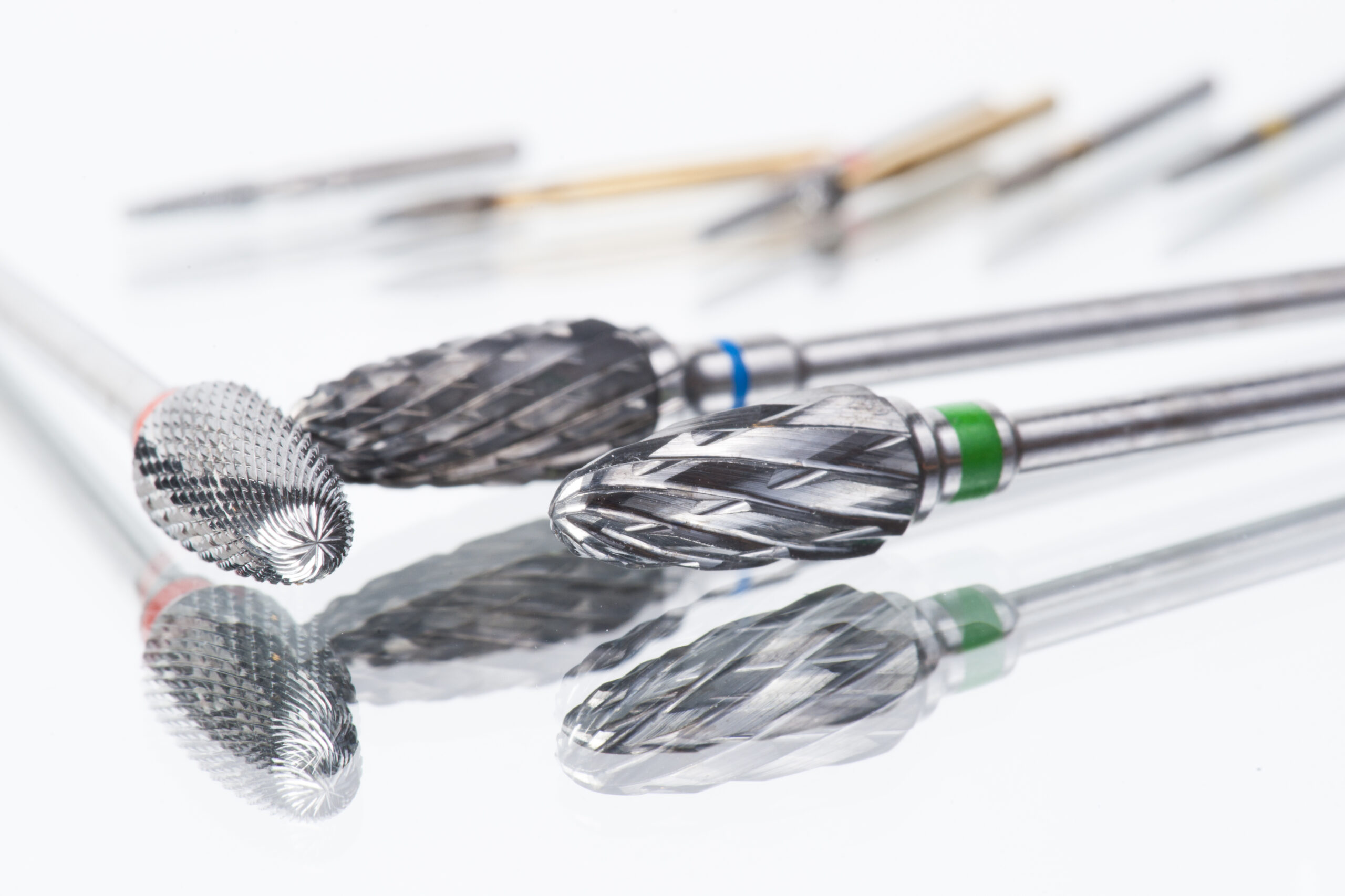 Fresas rotativas de carburo con diferentes formas y cortes para desbaste, mecanizado y acabado preciso de metales en aplicaciones industriales de alta exigencia con Eagle Superabrasives.