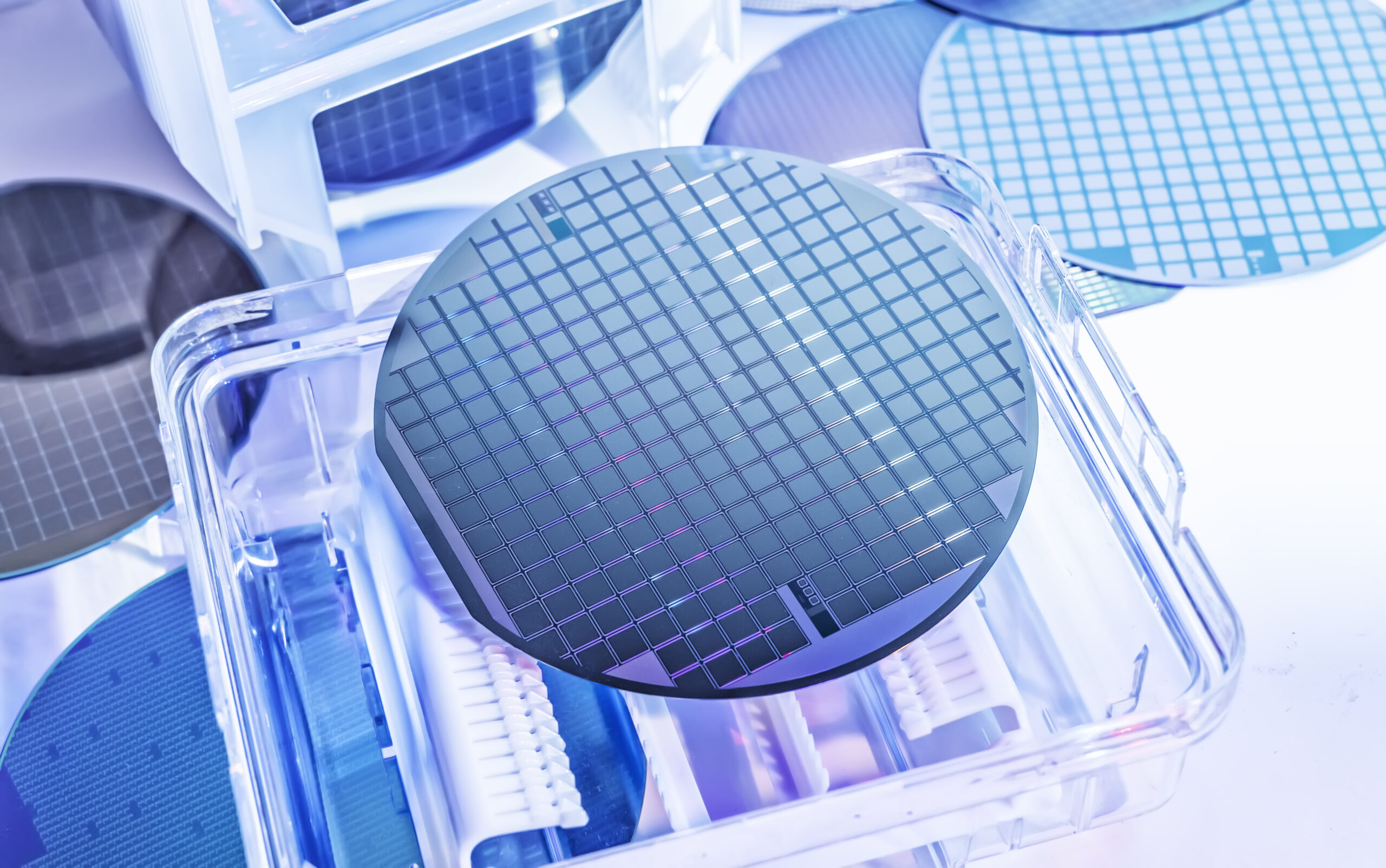 Obleas de silicio con patrones de microchips para la fabricación de semiconductores, un proceso que requiere corte, rectificado y acabado de alta precisión con soluciones superabrasivas de Eagle Superabrasives.