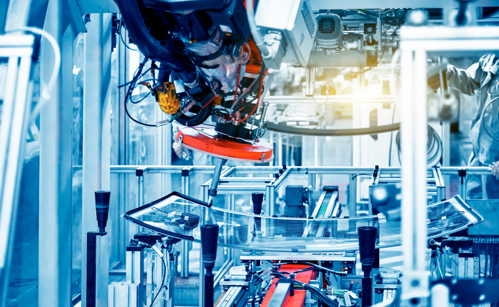 Sistema automatizado de procesamiento de vidrio en una línea industrial, donde el rectificado y acabado de bordes requieren herramientas abrasivas de precisión y alto rendimiento de Eagle Superabrasives.