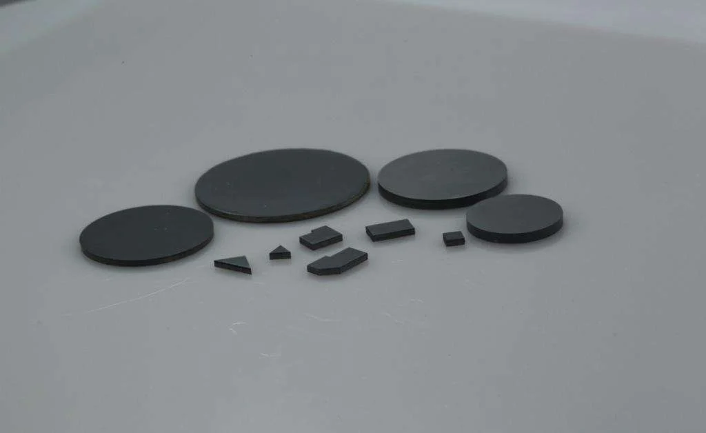 Discos y segmentos de PCD y PCBN utilizados en herramientas de corte y aplicaciones de mecanizado de alta precisión, materiales superabrasivos diseñados para ofrecer resistencia al desgaste y rendimiento industrial con Eagle Superabrasives.